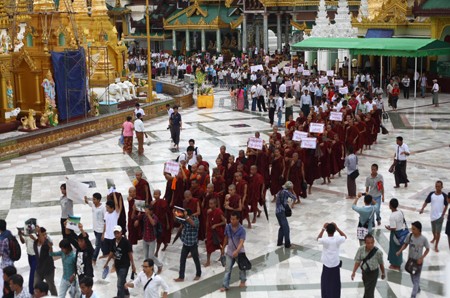 Cuộc xung đột bùng phát hôm 8/6 giữa những người Hồi giáo và các tín đồ Phật giáo tại bang Rakhine, làm 8 người thiệt mạng, 23 người bị thương. Trong ảnh: Người dân bang Rakhine theo đạo Phật tập trung tại chùa Shwedagon ở thủ đô Yangon ngày 10/6. Ảnh: AFP/ TTXVN.
