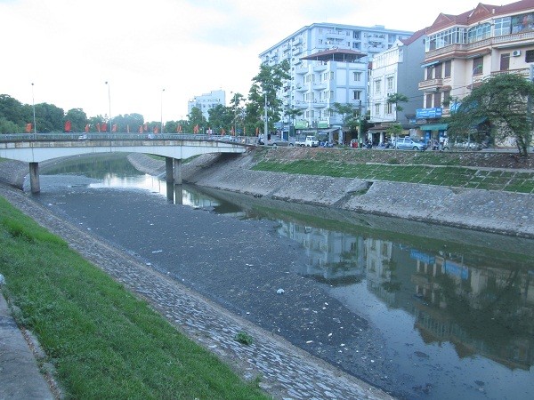 Sông Tô Lịch đoạn qua cầu T11( cầu Sắt), tình trạng ô nhiễm của con sông này ngày càng nghiêm trọng.
