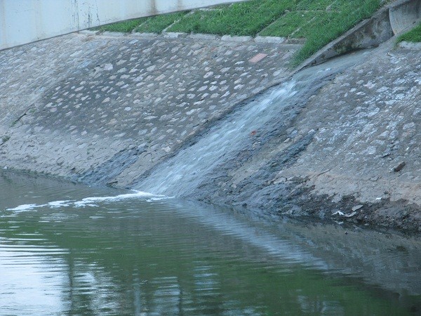 Các cống nước thải sinh hoạt của người dân đều đổ ra sông.