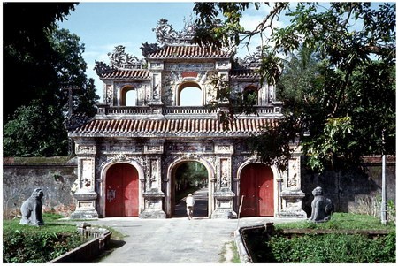 Cổng Hiền Nhơn là một trong những cửa ô đẹp dẫn vào Hoàng thành ở Huế. Công trình này đã bị hư hại trong cuộc chiến Tết Mậu Thân, nhưng sau đó đã được khôi phục. Bức ảnh được chụp trong một chuyến tham quan khu vực Hoàng thành.