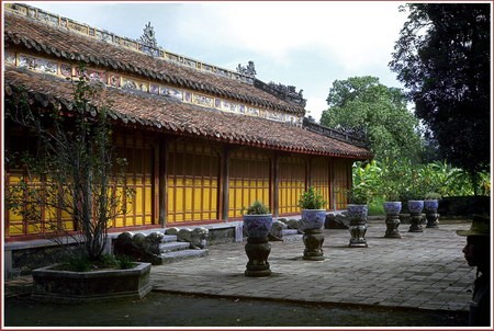 Điện Phụng Tiên là một ngôi điện cổ nằm ở phía trước cung Diên Thọ. Bóng người đội mũ ở góc phía dưới, bên phải bức ảnh là hướng dẫn viên du lịch của chúng tôi.
