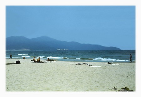 Bãi biển Đà Nẵng, lúc đó rất nổi tiếng với cái tên “China Beach”. Những bãi cát ở đây trắng mịn như đường kính. Núi Khỉ ở phía xa.