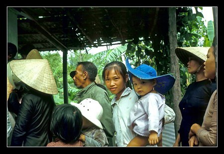 Một người mẹ (hay chị?) mẹ và em bé có cái mũ khá sành điệu. Tôi chụp bức ảnh này trong một phòng khám y tế do lực lượng hải quân Mỹ mở tại một ngôi làng gần căn cứ quân sự Phú Bài.