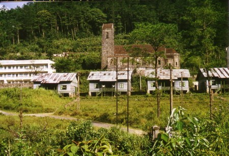 Những nhà nghỉ nằm gần toà nhà thờ cổ ở thị trấn Tam Đảo.