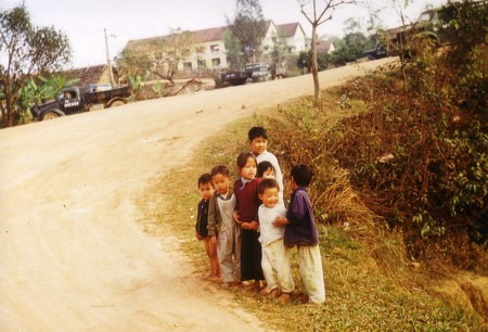 Những trẻ em dọc đường.