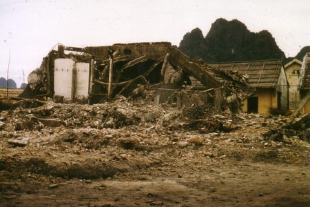 Một khu dân cư đổ nát sau cuộc không kích của Mỹ vào Hải Phòng.