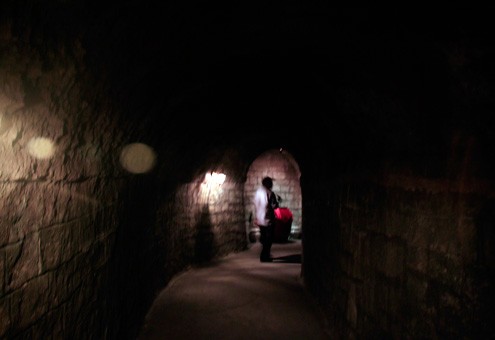Bên trong hầm được đào theo hình vòm cung thể hiện lối kiến trúc mang đậm chất Pháp và tạo sự vững chắc trong lòng núi. Hầm dài khoảng 100m, cao 2,5m, rộng khoảng 2m. Dọc đường hầm tối om, không bố trí bóng đèn.