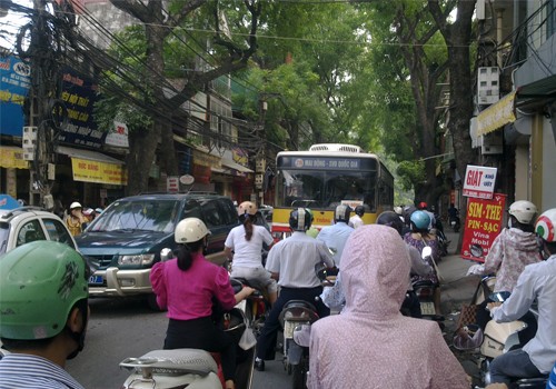 7h42 sáng 14/06/2012, khu vực dốc bệnh viện Nhi, đường Đê La Thành - Hà Nội. Đường chật, nhưng xe buýt cố tình lấn trái chèn ép xe máy để đi lên, chỉ 2 phút sau là ùn tắc nghiêm trọng. Ảnh: Khôi Khoa.