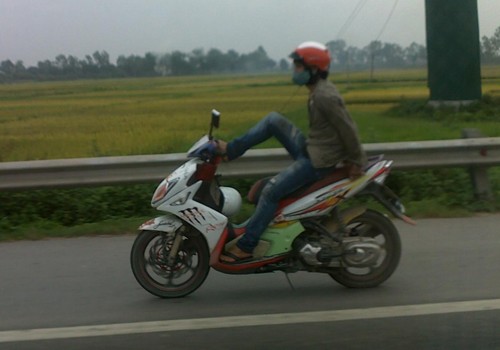 "Siêu xế" lái xe bằng một chân, chụp trên đường từ nội thành Hà Nội ra sân bay Nội Bài. Ảnh: Vũ Quang Lâm.