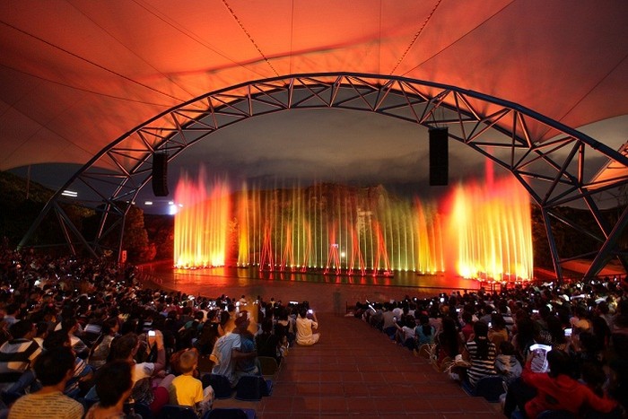 Sân khấu nhạc nước và biểu diễn có sức chứa 5,000 chỗ, được thiết kế khoa học, hiện đại với hiệu ứng sống động. Đây cũng là nơi diễn ra những sự kiện sắc đẹp lớn của Việt Nam và thế giới.