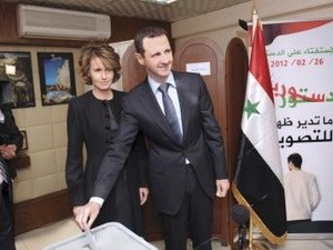 Tổng thống Syria Bashar al-Assad và phu nhân tại Damascus ngày 26/2. Nguồn: Reuters.
