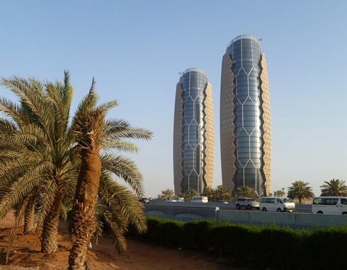 5. Al Bahar Towers (Abu Dhabi) Al Bahar Towers tại Abu Dhabi là cao ốc tiên tiến nhất thế giới. Tòa tháp 29 tầng nhận được danh hiệu này nhờ vẻ đẹp độc đáo và hiện đại với thiết kế đóng mở tự động theo chuyển động của mặt trời. Điều này giúp điều hòa năng lượng mặt trời vào tòa nhà một cách tiện lợi, tạo không gian sống thoải mái cho cư dân tại đây.