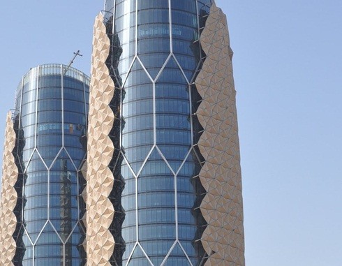 Thiết kế của công trình là sự kết hợp giữa phong cách hiện đại và văn hóa địa phương với hình lưới mắt cáo bằng gỗ được tìm thấy trong kiến trúc Hồi giáo. Lớp ngoài của tháp Al Bahar Towers được vận hành bằng máy tính theo chuyển động của mặt trời và điều kiện ánh sáng bên trong tòa nhà.