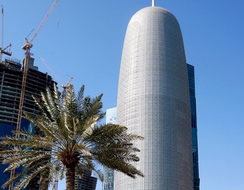 4. Doha Tower (Qatar) Doha Tower 46 tầng ở Qatar là cao ốc đẹp nhất khu vực Trung Đông và châu Phi, với điểm đặc biệt là kết cấu hình trụ lạ mắt. Thiết kế nhiều lớp ở bề ngoài của tòa nhà đem lại vẻ đẹp Hồi giáo cổ xưa cùng sự lộng lẫy dưới ánh sáng mặt trời.