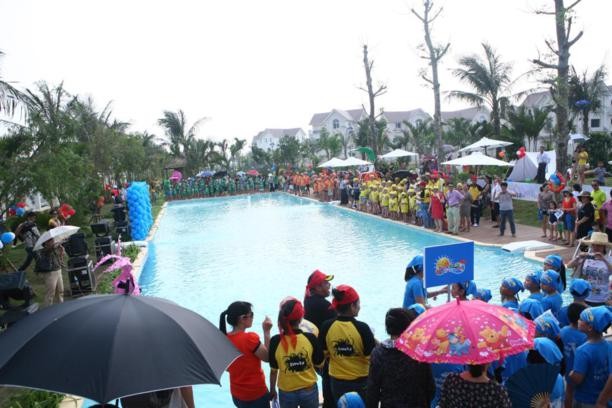 Trại hè được tổ chức tại cụm bể bơi No1 trên đường 81m đối diện trung tâm thương mại Vincom Center Long Biên, thu hút hàng trăm em nhỏ và phụ huynh tham gia.