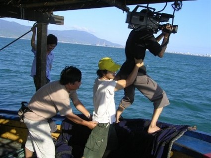 Phóng viên truyền hình tác nghiệp trên biển. Ảnh: Thanh Hải/ Lao Động.
