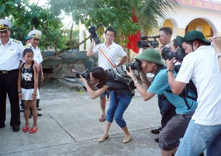 Các nhà báo tác nghiệp tại đảo Sinh Tồn, quần đảo Trường Sa (ảnh chụp đầu tháng 5/2012). Ảnh: Công an nhân dân.
