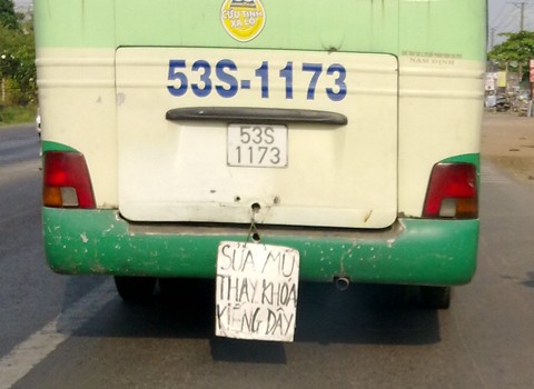 Sau đuôi xe buýt kèm theo biển quảng cáo, chụp tại QL1- Biên Hòa, Đồng Nai. Ảnh: Nguyễn Văn Tình.