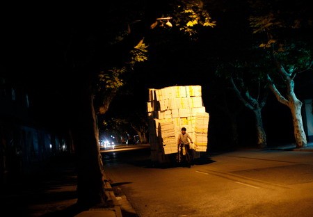 Khung cảnh người đàn ông đạp xe chở các thùng xốp này cũng sẽ khiến nhiều người lầm tưởng với Việt Nam. Thực tế thì bức ảnh này chụp ở Thượng Hải.