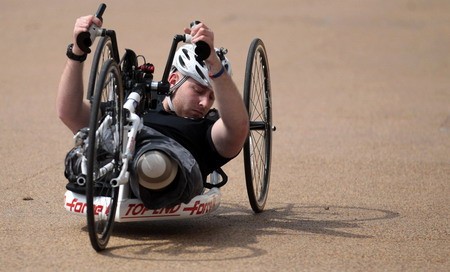 Anh Steve Richardson, người mất cả 2 chân đang chạy thử chiếc xe đạp được thiết kế dành riêng cho anh. Steve là thành viên của đội đua Help For Heroes, gồm những người khuyết tật.