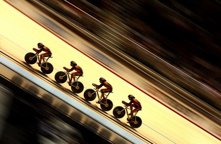 Những chiếc xe đạp của đội Tây Ban Nha đang thi thố tài năng tại giải đua xe đạp lòng chảo 2012 ở Melbourne, Australia.