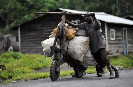 Các cậu bé Congo đẩy chiếc xe gỗ gọi là Chikudu để chở hàng hóa ra bán ở chợ. Những chiếc xe là tài sản quan trọng của người địa phương, và những người chế tạo ra chúng rất được kính trọng.