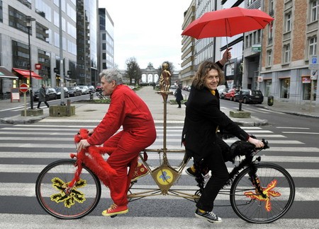 Ông Leon Zoetebier (bên phải) là người nói tiếng Hà Lan và ông Franz Coquidor (bên trái) nói tiếng Pháp ngồi trên một chiếc xe đạp "ngược đời" để nói vấn đề mâu thuẫn giữa hai cộng đồng ngôn ngữ lớn ở nước Bỉ.