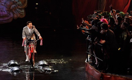 Diễn viên Paul Reubens, người đóng vai nhân vật Pee-wee Herman, đạp xe trên phao nổi để nhận giải thưởng tại lễ trao giải Scream Award ở Los Angeles, Mỹ.