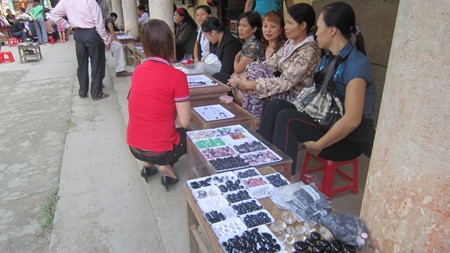 Dân mua đá chuyên nghiệp thường mang bên mình một chiếc đèn pin đến để soi, chọn hàng.