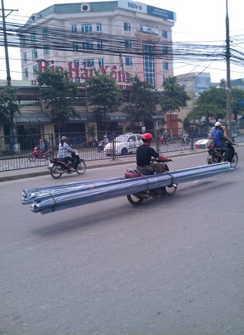 Chở hàng cồng kềnh, chụp trên đường Giải Phóng, Hà Nội. Ảnh: Đinh Bảo Việt.