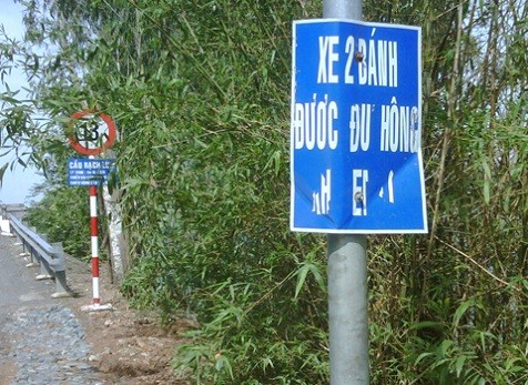 Biển báo khó hiểu, chụp tại chân cầu Rạch Lùm, Cà Mau. Ảnh: Du Ngoc Tuan.
