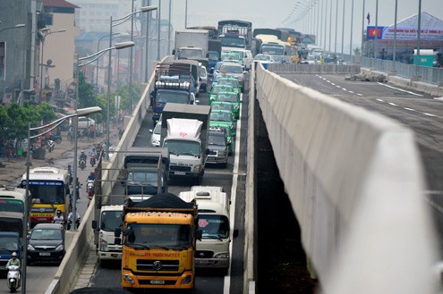 Khi tuyến trên cao chưa thông xe, đường Nguyễn Xiển phía dưới luôn lâm vào cảnh ùn tắc đối với cả ô tô lẫn xe máy.