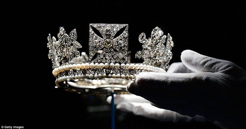 Chiếc vương miện Diamond Diadem Tiara được Nữ hoàng Anh đeo và xuất hiện trên các tem thư của Khối thịnh vượng chung, tiền xu và các tờ ngân phiếu. Chiếc vương miện này gắn 1.333 viên kim cương và có một viên vàng nhạt nặng 4 cara. Đây là món đồ được chuẩn bị cho lễ đăng quang của vua George IV vào năm 1821.