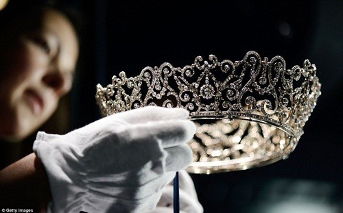 Không kém phần nổi tiếng, chiếc vương miện Durbar Tiara Dehli được chế tác vào năm 1911, giành cho Nữ hoàng Mary và được bà sử dụng tại buổi lễ lớn của Ấn Độ để thể hiện lòng tôn kính với đức vua George V. Durbar Tiara Dehli chưa từng được trưng bày trước công chúng, mang vẻ đẹp rực rỡ của hoạ tiết nạm kim cương, mô phỏng cánh hoa hồng và những đường cong chữ S vô cùng uyển chuyển. Năm 2005, chiếc vương miện được truyền lại cho con dâu của Nữ hoàng, công tước xứ Cambridge và trở thành món nữ trang được vị công tước này rất yêu thích.