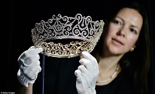 Rất nhiều món nữ trang trong bộ sưu tập của Nữ hoàng được mang ra trưng bày bởi chúng gắn với những mốc lịch sử quan trọng.
