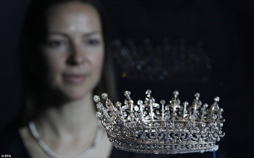 Một chiếc vương miện tuyệt đẹp của Nữ hoàng Mary được trưng bày tại cung điện Buckingham.
