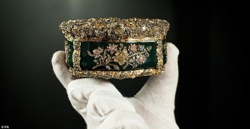 Một chiếc hộp để bàn nạm kim cương từng thuộc sở hữu của Frederick Đại đế nước Phổ, gồm gần 3.000 viên kim cương nhỏ và được Nữ hoàng Mary mua lại vào năm 1932.