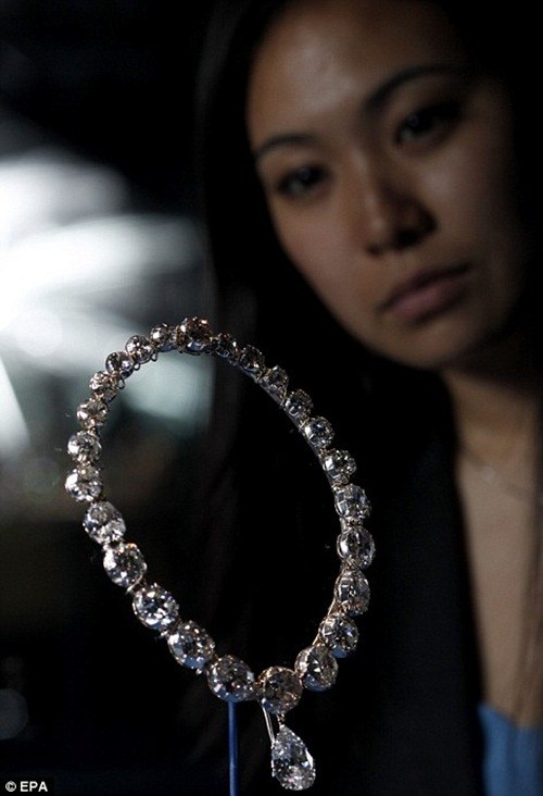 Chuỗi vòng cổ kim cương thuộc bộ sưu tập Jubilee của Nữ hoàng được trưng bài tại cung điện Buckingham.