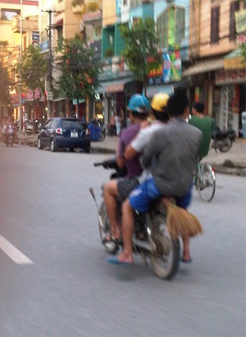"Phù thủy trên phố", chụp tại đường Quang Trung, Hà Đông. Ảnh: Trần Quốc Việt.