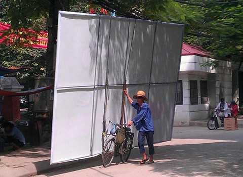 Chụp ngày 28/06/2012 trên phố Thái Thịnh - Hà Nội. Ảnh: Đinh Bảo Việt.