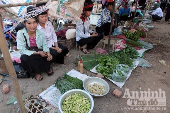 Những người phụ nữ Thái bán hàng rất thân thiện, mỗi khi khách mua hàng, họ luôn hướng dẫn cách chế biến rất kỹ càng.
