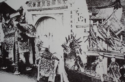 Phố Hàng Mã là con phố mà người làng Tân Khai xưa đến mở cửa hàng bán giấy và hàng mã nhỏ.