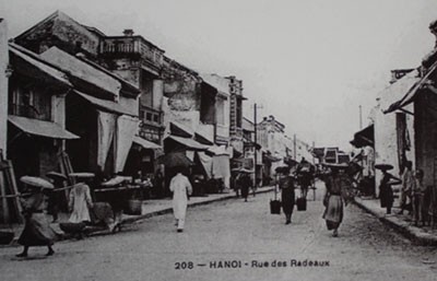 Phố Hàng Bè, xưa là khu bán bè, gần cửa ô Mỹ Lộc, giáp sông Hồng. Đến thời Pháp thuộc mới lập thành phố và gọi là phố Hàng Bè.