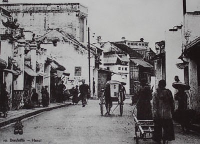 Phố Hàng Ngang. Thế kỷ 19, phố này mang tên phố Việt Đông vì tập trung nhiều Hoa kiều người Quảng Đông. Hai đầu phố có hai cánh cổng ngăn con phố lại, có lẽ vì vậy mà gọi là Hàng Ngang và sau này thành tên phố.