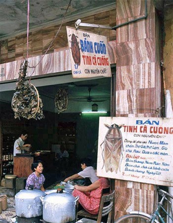Một quán ăn ở Hà Nội ngày xưa. Ảnh: Internet.
