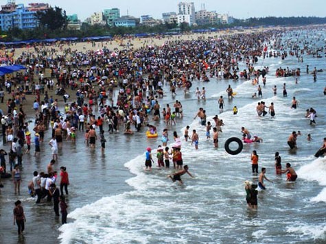 Bãi biển Sầm Sơn đông nghẹt người. Ảnh: Internet.