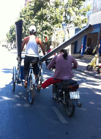 Người phụ nữ dùng chân đẩy xe xích lô, chụp tại Huế. Ảnh: Nguyễn Đại Hiệp.