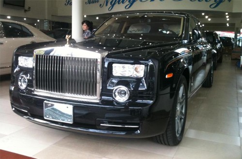 Bộ đôi Rolls-Royce Phantom in hình rồng đầu tiên Một tháng sau khi "ông hoàng tốc độ" Bugatti Veyron xuất hiện tại Sài Gòn, hai siêu xe khủng khác là Rolls-Royce Phantom cho năm Rồng với số thứ tự "01" và "02" trên tổng số 33 chiếc được sản xuất cũng đã có mặt tại Việt Nam. Bộ đôi này cũng được một đại gia trong nước đặt hàng từ Mỹ từ nhiều tháng trước đó. Mức giá khởi điểm cho một chiếc Rolls-Royce Phantom Year of the Dragon vào khoảng 1,2 triệu USD tại thị trường Trung Quốc.