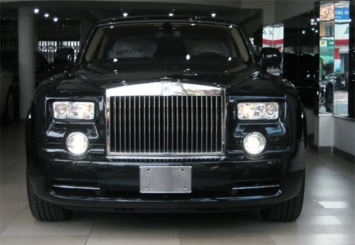 Rolls-Royce Phantom rồng thứ 3 về Việt Nam Sau bộ đôi Rolls-Royce Phantom cho năm rồng với số thứ tự "01", "02", một chiếc Phantom in hình rồng khác được cho là cũng đã có mặt tại Sài Gòn trong cùng tháng 3/2012. Model này cũng xuất hiện tại showroom nơi hai chiếc đầu tiên được nhập về.