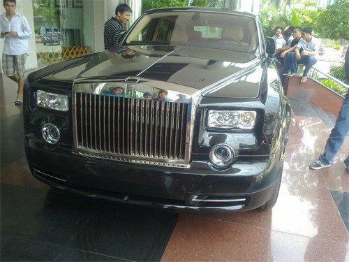 Rolls-Royce Phantom rồng thứ 4 của đại gia Hà Tĩnh Hồi cuối tháng 5 vừa qua, chiếc Rolls-Royce Phantom in hình rồng thứ 4 tại Việt Nam đã được bàn giao cho một đại gia buôn gỗ ở huyện miền núi Hương Khê, Hà Tĩnh.
